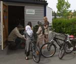 Åsbråten Beboerforening startet sykkelbua som er et tilbud til alle barna på Åsbråten.